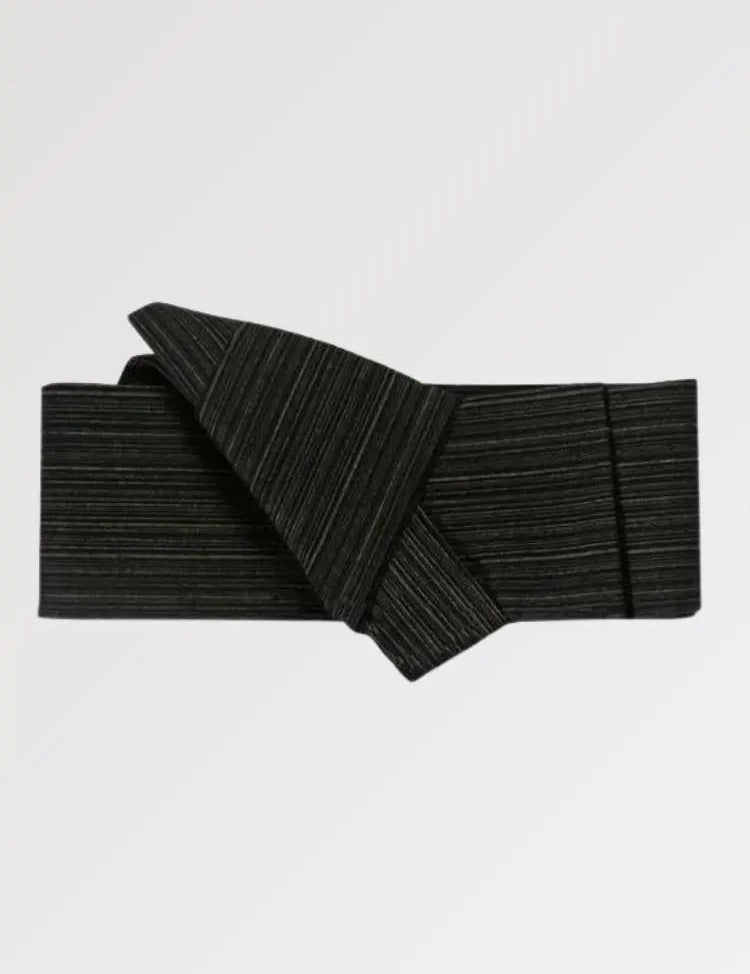 The obi belt for men and its striped design to finalize his kimono outfit
