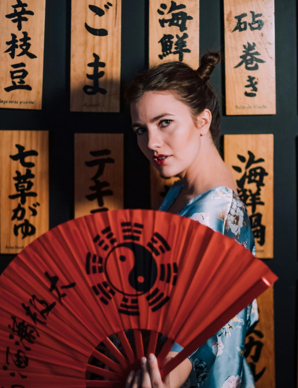 Model wearing a Japanese kimono and red Yin-Yang fan, inspired by Kyoto and Harajuku style — Japanstreet.