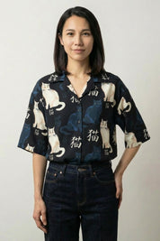 Kimono shirt Masako in black, front view: short-sleeved camp-collar shirt in an all-over print of cats and scattered kanji
