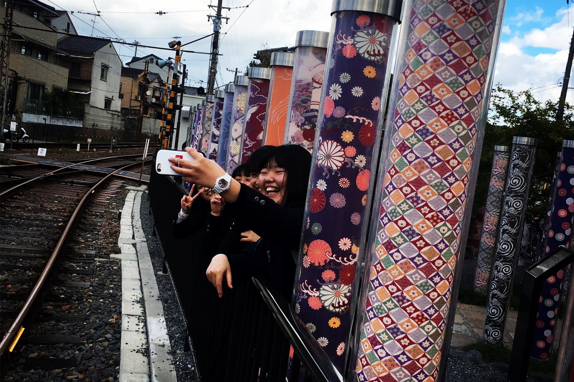 Group of Japanese students taking a selfie at Kyoto’s Kimono Forest in Arashiyama, celebrating modern youth culture and tradition for the Japan Clothing Lookbook.