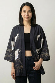 Short kimono Setsuko in black, front view: open satin-finish kimono with three-quarter sleeves and fine gold-line wave detail