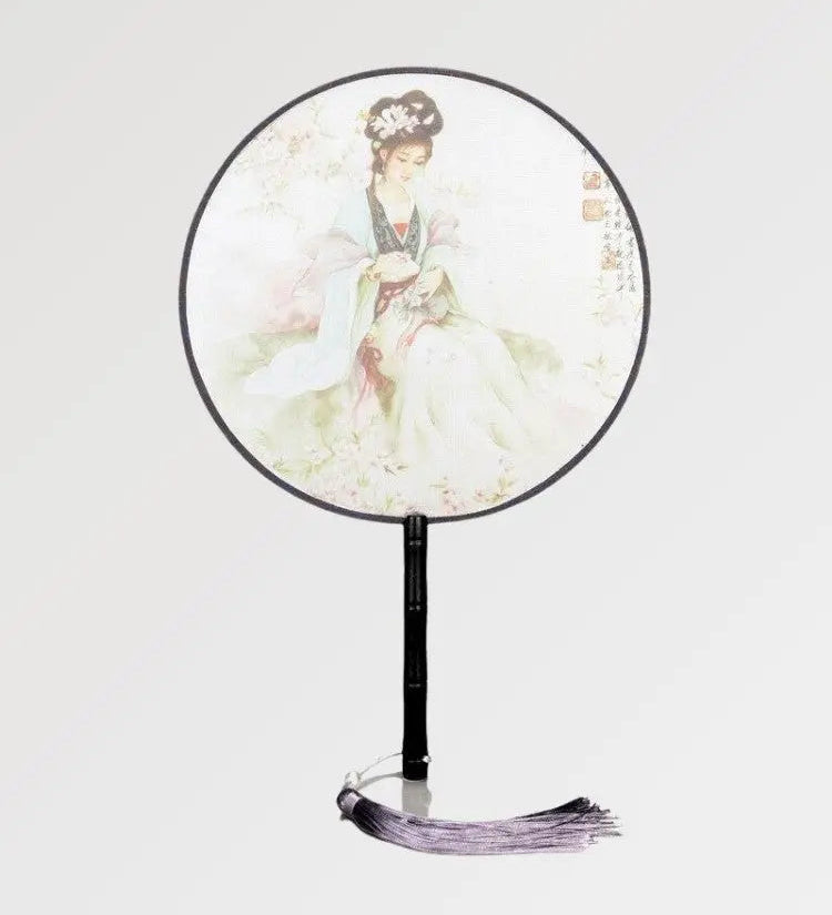 Round Japanese fan made of fabric and bamboo representing a geisha