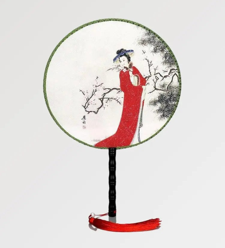 Round Japanese fan with a maiko, the apprentice geisha