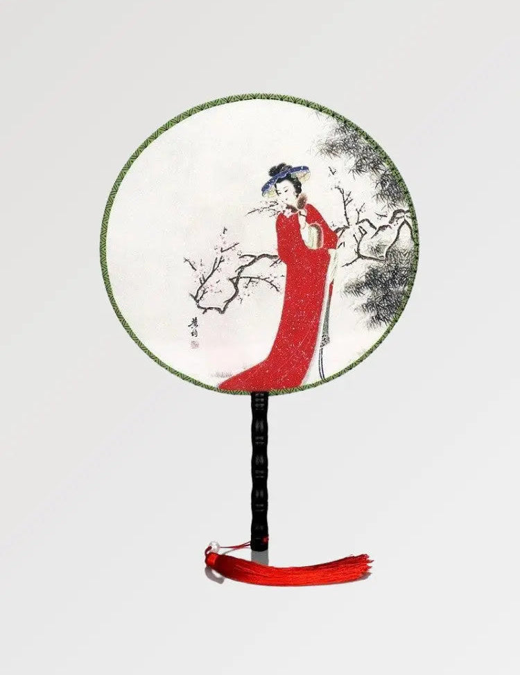 Round Japanese fan with a maiko, the apprentice geisha