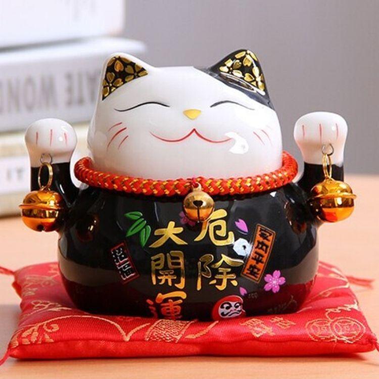 Back view of black maneki neko figurine