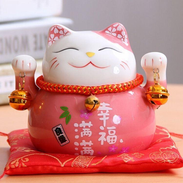 Back view of maneki neko figurine