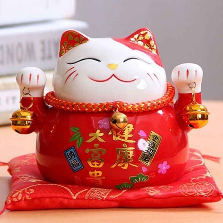 Back view of red maneki neko figurine