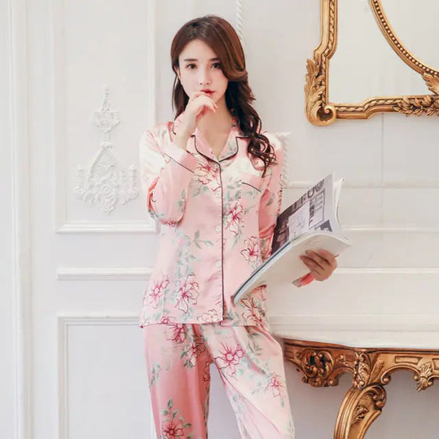 https://japan-clothing.com/cdn/shop/products/Pyjama-Japonais-Femme--En-Soie-Rose--Japanstreet-1649517280_620x.jpg?v=1659454508